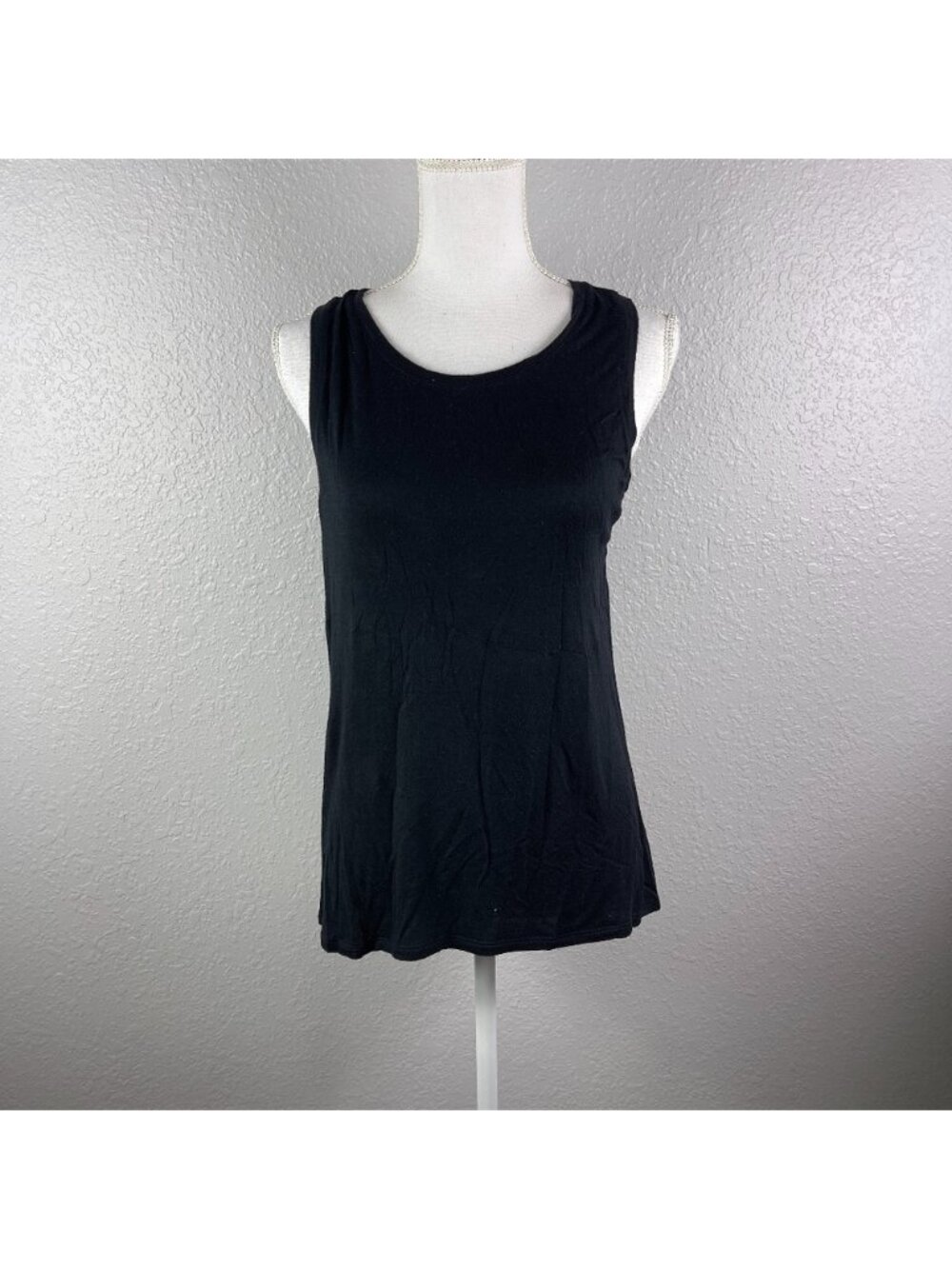 Black tank‎ top